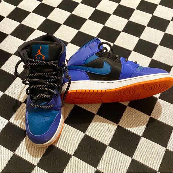 Nike Air Jordan Retro 1 Hightop Varsity; Maize/Solar Orange - Picture 7 of 10